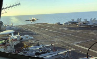 США оставят авианосец в Средиземном море из-за российской угрозы Украине