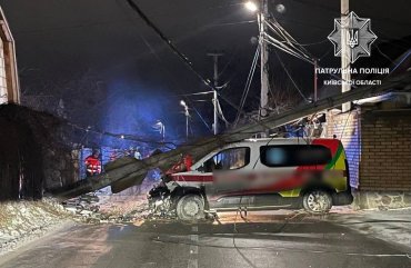 Под Киевом скорая влетела в электроопору: есть пострадавшие