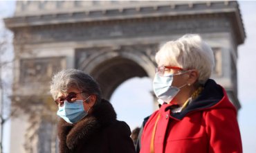 Жителей Парижа заставили носить маски на улице