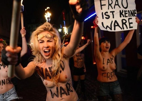 FEMEN устроили акцию протеста в Гамбурге.