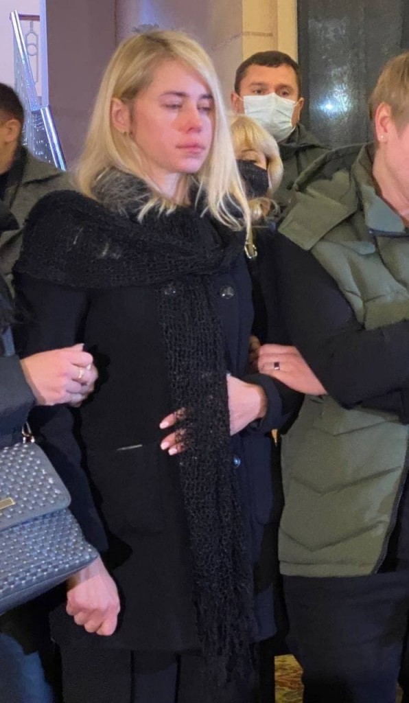 Жена Полякова Галина на церемонии прощания