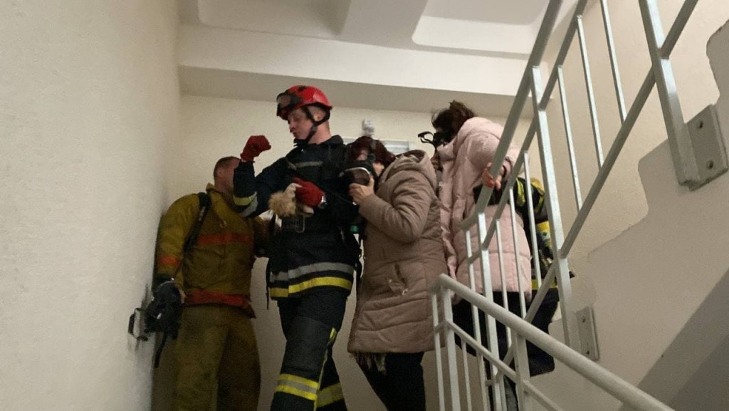 Спасатели массово эвакуировали жильцрв дома
