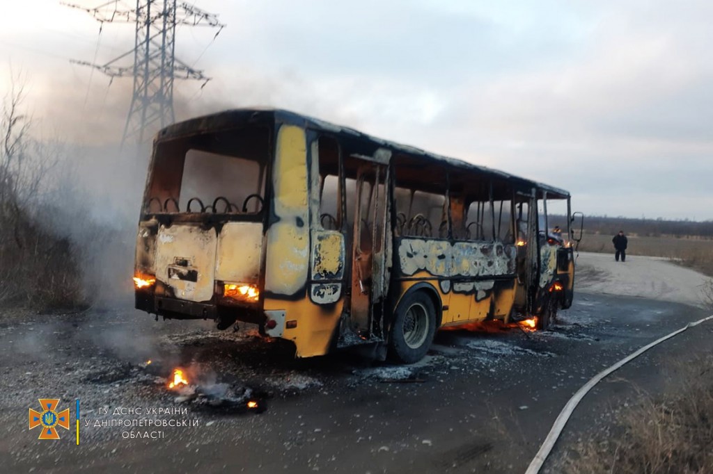 Пассажиры и водитель покинули автобус до приезда пожарных