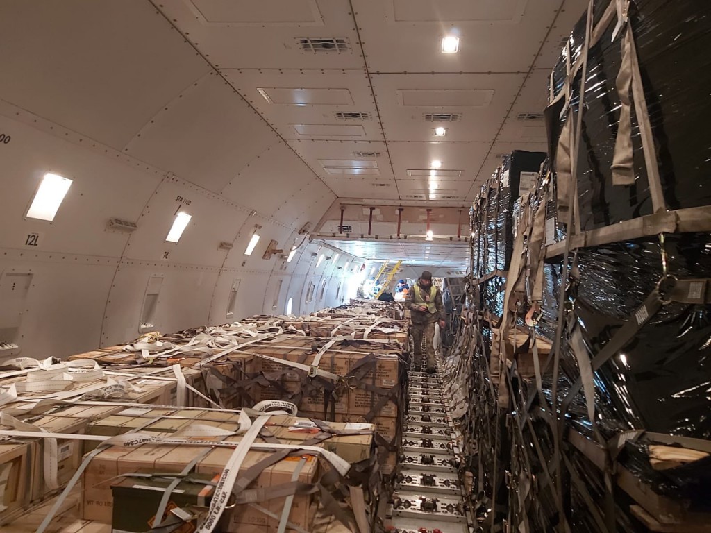 Самолет доставил 81 тонну боеприпасов различного калибра