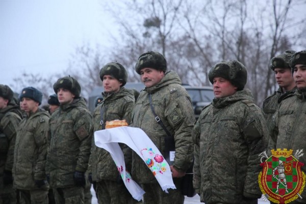 Российских военных встретили с хлебом-солью...