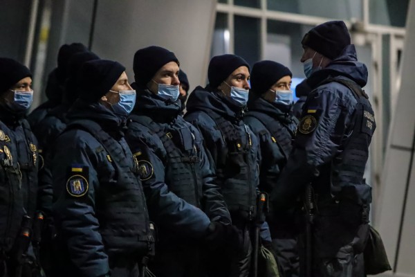 Полиция и нацгвардейцы тоже ждут прилета Порошенко