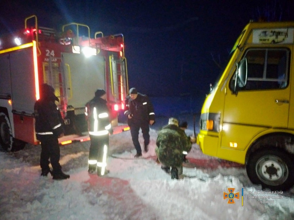 Вечером 31 января на Житомирщине между двумя селами из-за снежных заносов с дороги снесло школьный автобус с детьми.