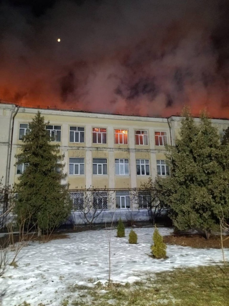 Огонь с кровли перебросился на помещения третьего этажа