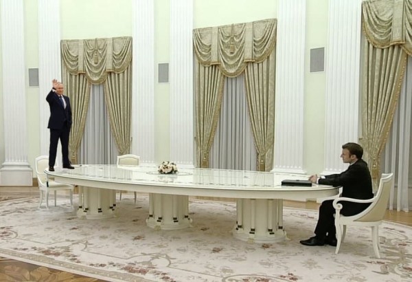 Путин стоит на другом краю стола
