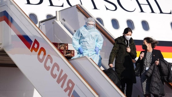 Медик взял ПЦР-тест у Шольца на борту самолёта в Москве