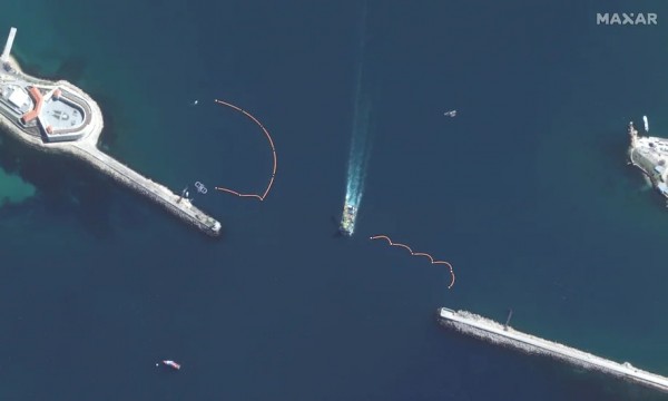 На спутниковых снимках видны два загона для дельфинов