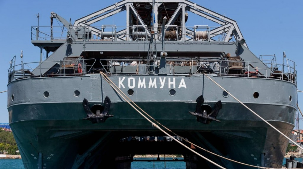 Спасательный корабль "Коммуна" не сможет поднять "Москву"