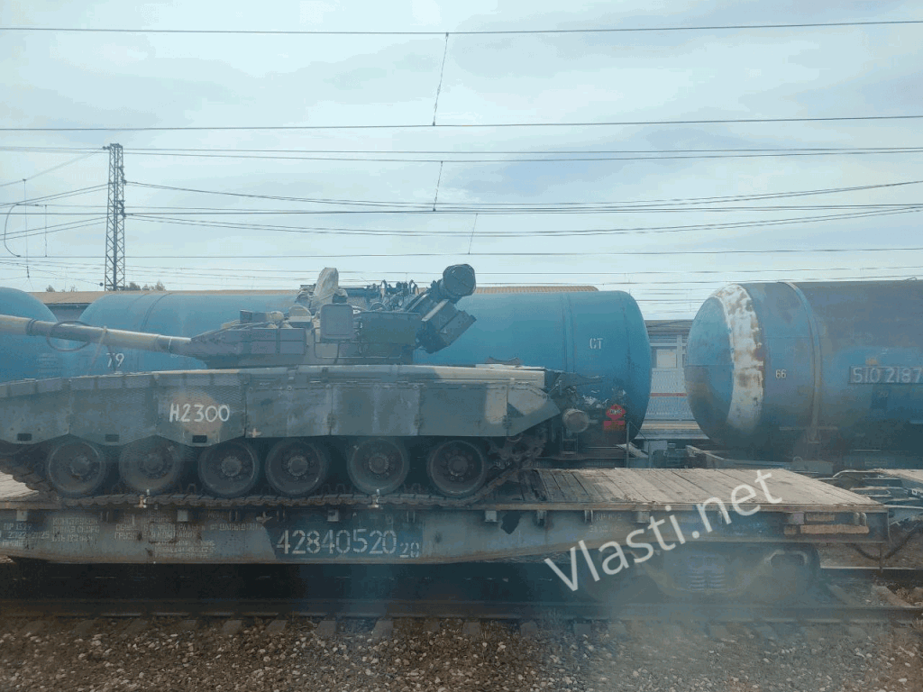 Танки Т-80БВ на платформах в подмосковном Наро-Фоминске