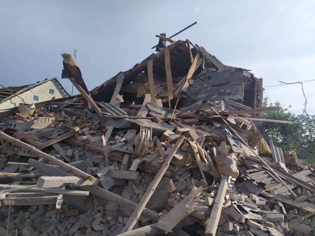 Один из домов разрушен полностью из-за прямого попадания ракеты
