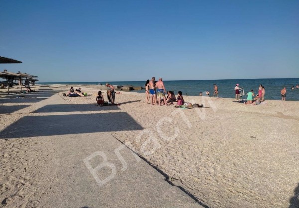 Редкие люди появились на пляже только в выходной день