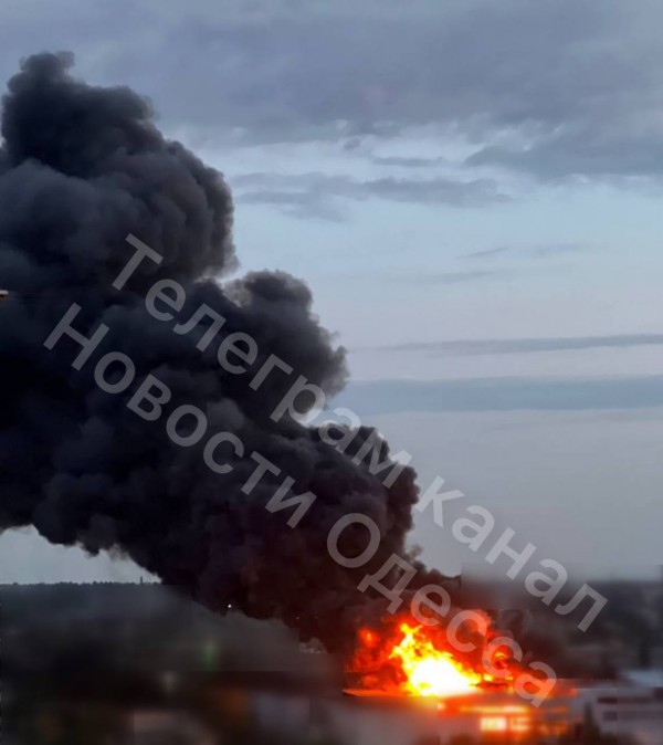 В Одесі палає сильна пожежа