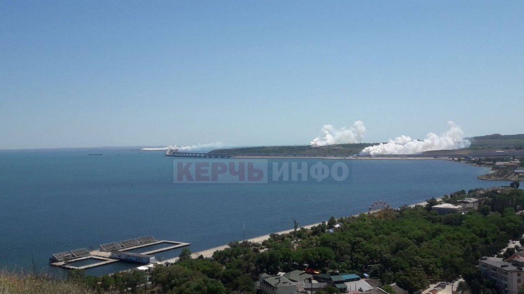 Крымский мост частично в дыму