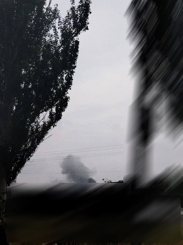 После взрыва в Токмаке небо поднялся столб дыма
