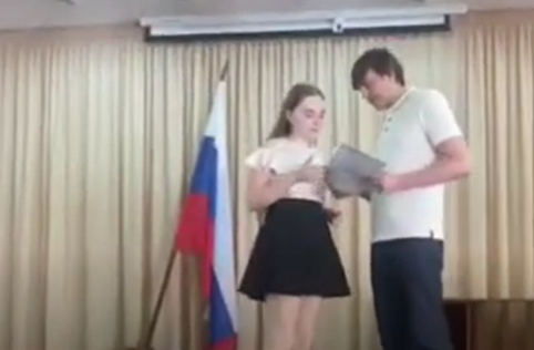 Российский министр раздает что-то украинским детям