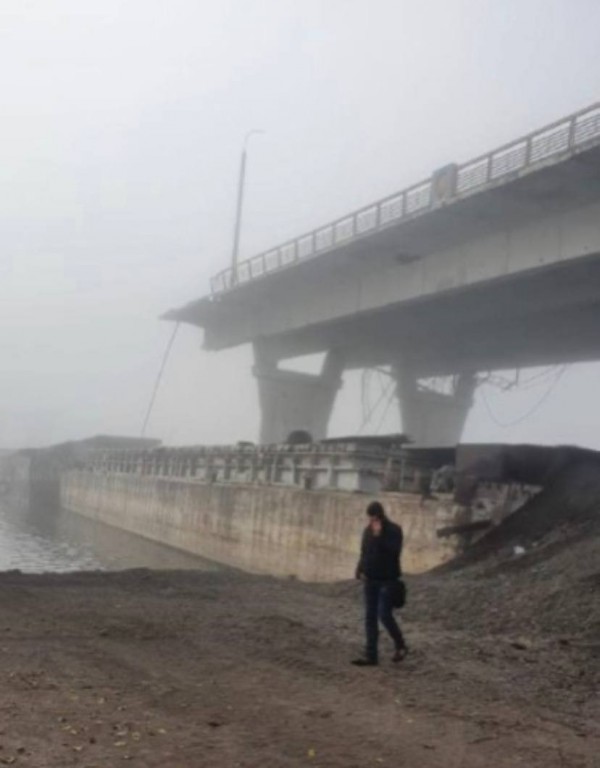 Росіяни підірвали два прольоти моста