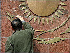 Работник одного из парков Алма-аты чистит герб Казахстана. Фото: М. Григорян