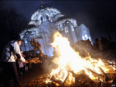 Традиционный костер перед православным храмом в Белграде 6 января 2010 года