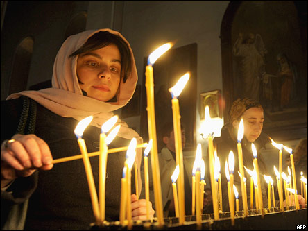 Женщины зажигают свечи в церкви в Грузии в ночь на 7 января 2010 года