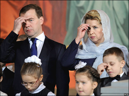 Президент России Дмитрий Медведев и его жена Светлана Медведева крестятся в окружении детей в Храме Христа Спасителя в Москве поздно вечером 6 января 2010 года
