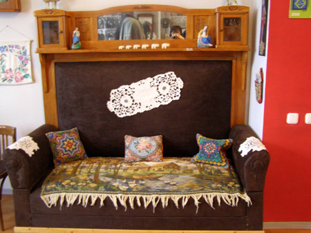 Дермантиновый диван - символ уюта
