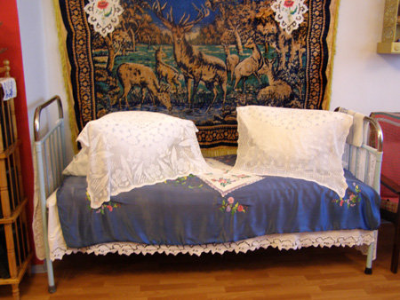 Никелированная кровать помнит много жарких ночей