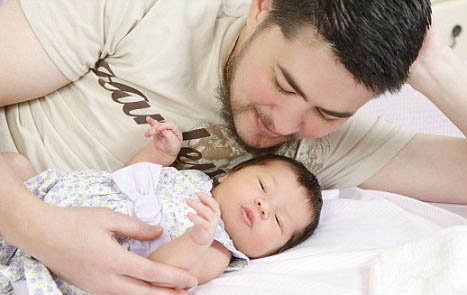 Американец Томас Бити из штата Орегон стал первым беременным мужчиной планеты. В 2008 году он родил девочку Сьюзан Джульетт. Фото: Daily Mail
