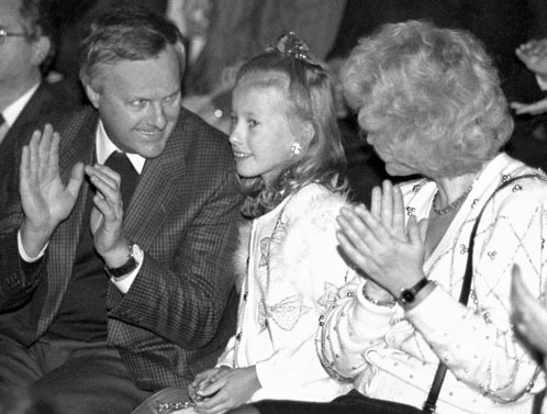 Анатолий Собчак с дочкой Ксюшей и женой Людмилой Нарусовой в Эрмитажном театре. Ноябрь, 1993 г.