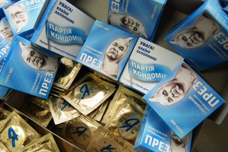 Янукович на презервативах