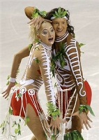 Оксана Домнина и Максим Шабалин исполняют танец в скандальных костюмах аборигенов