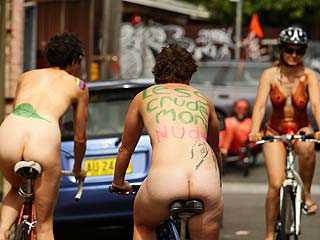 Голые пацифисты ударили велопробегом по войне в Ираке. Сидней, 13 марта 2010 года