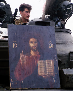 Август 1991 года, путч. Икона армии от народа - в благодарность за отказ стрелять в него...