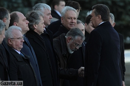 Табачник кланяется Януковичу