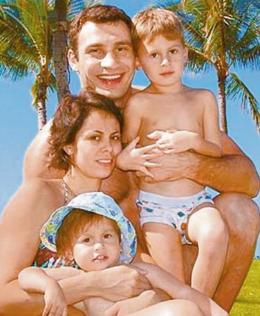 Виталий - идеальный семьянин (на фото с женой Наталией, дочерью Лизой и сыном Егором)