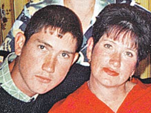 Чтобы избежать новых пыток в СИЗО, Денис Шаронов вскрыл себе вены (на фото он с мамой)