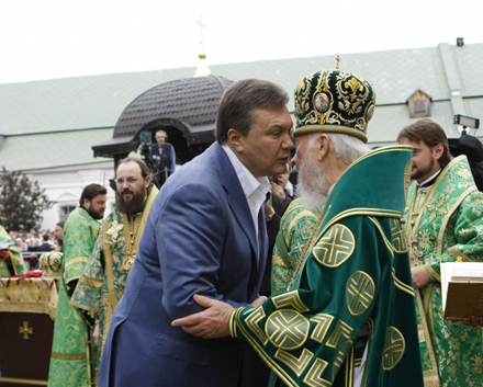 ...и кажется что-то прошептал ему на ухо. Интересно, что именно?