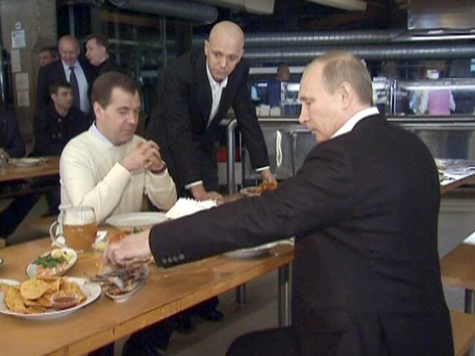 Путин и Медведев в пивбаре
