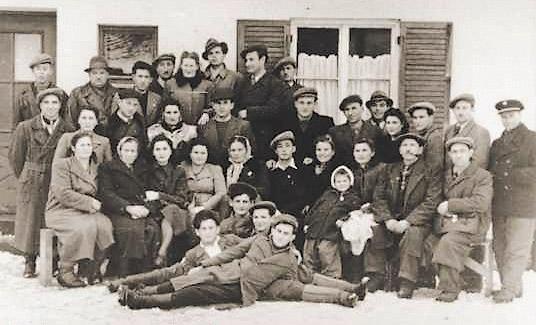 Евреи из семейного отряда братьев Бельских в лагере Ди-Пи под Мюнхеном, 1948 год