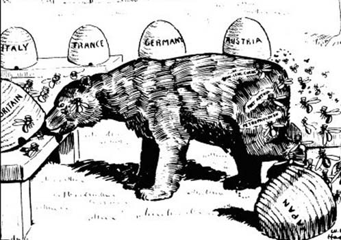 Таким они видят русского медведя. Карикатура 1904 г.: Топтыгин разворотил японский улей, но лезет лакомиться в британский.