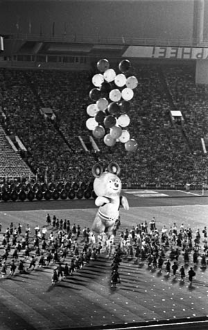 Кульминация церемонии закрытия: через мгновение косолапый Миша, наполненный гелием, поднимется в воздух и улетит со стадиона.