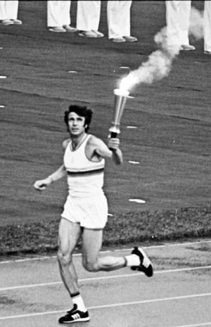 Зажечь олимпийский огонь доверили герою Мюнхена-1972 баскетболисту Сергею Белову.