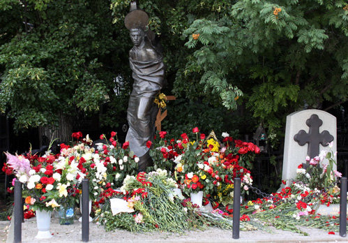 Могила ВЫСОЦКОГО на Ванганьковским кладбище. Справа - могила его матери Нины Максимовны