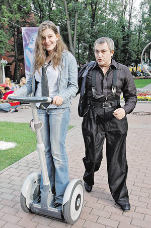 Дмитрий Дибров и его дочь Лада осваивают самое популярное «наследство» идеи применения гироскопов - скутер Segway.