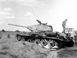В первых войнах евреи подбивали советские танки, поставленные арабам из СССР, из трофейного немецкого оружия, поставленного тем же СССР Израилю. На снимке: Т-34-85, ставший трофеем армии обороны Израиля.