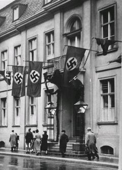 Здание немецкого МИДа на Вильгельмштрассе в Берлине, украшенное флагами со свастикой. 1935 год. Фото Bundesarchiv</
