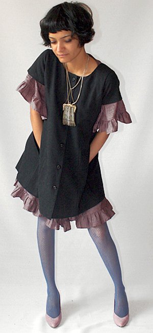 Образ нежной фарфоровой куколки: под черное верхнее платье девушка надела светлое шифоновое. Эффект многослойности - один из самых модных трендов года.